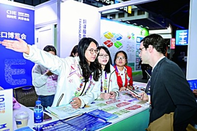 香港志愿者為外籍展商提供引導服務