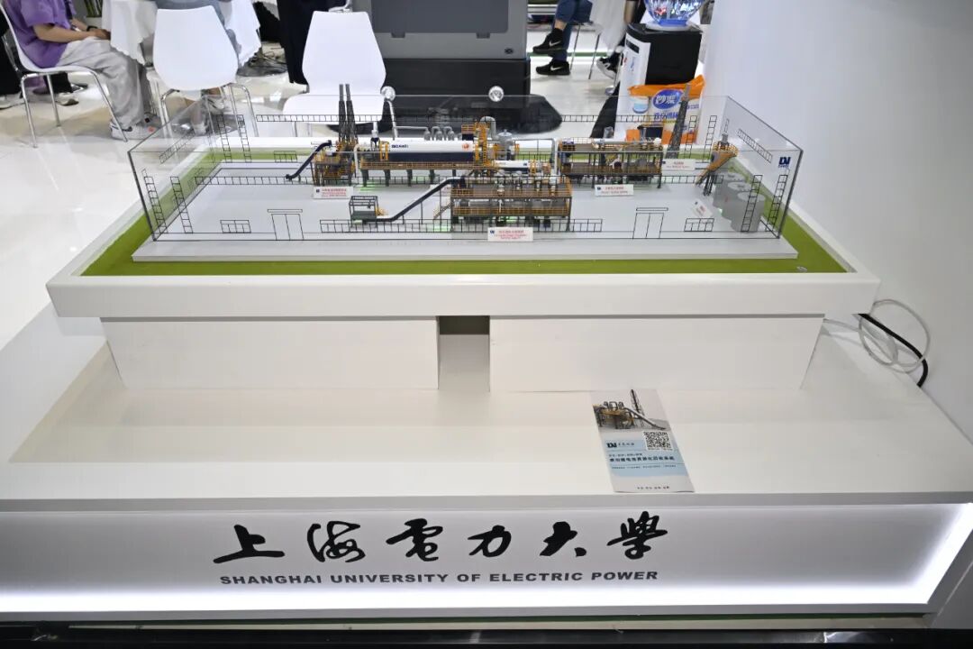 上海電力大學在第25屆工博會高校展區現場展示廢舊鋰離子電池預處理一體化設備
