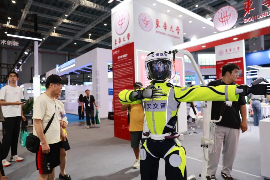 東華大學在第25屆工博會高校展區現場展示公安交管機器人