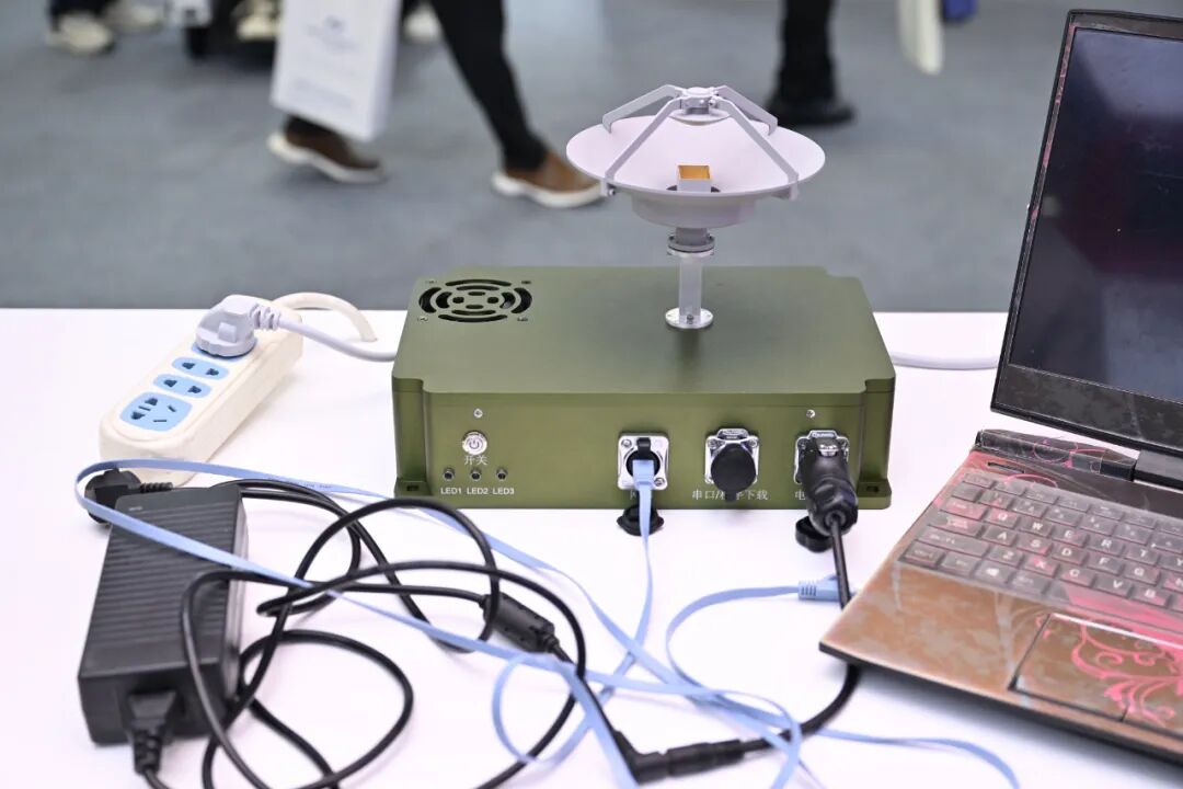 上海電機學院在第25屆工博會高校展區現場展示低成本毫米波反無人機雷達