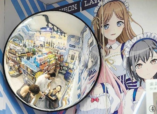 五角場大學(xué)路上有眾多寶藏“谷子店”，就連街頭的羅森便利店里都充滿濃濃的二次元風(fēng)，吸引不少愛好者慕名而來