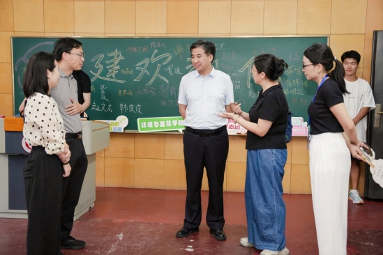 校領導關心新生入學情況并慰問工作人員和志愿者