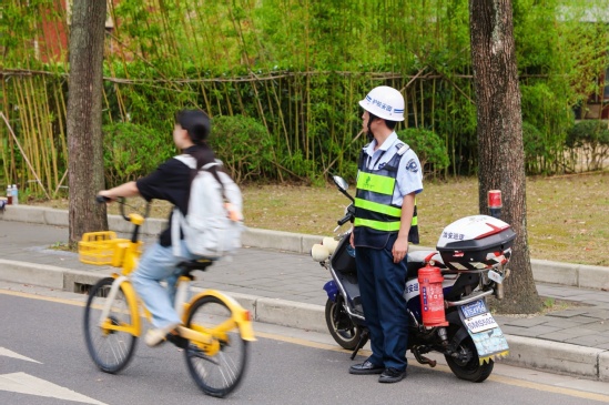 執勤安保人員確保道路通暢