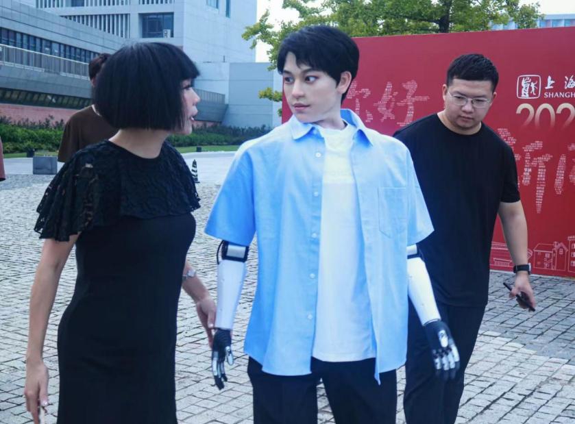 博士生導師楊青青（左）與她的博士生在一起