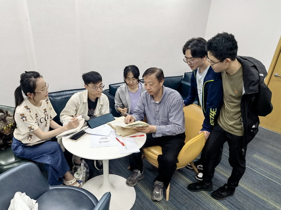 顧錚先為本科生輔導答疑