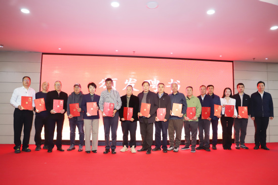 為河南校友會新一屆理事會理事頒發聘書