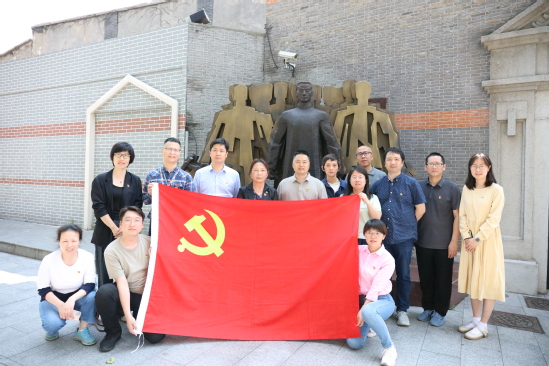 在中國勞動組合書記部舊址陳列館合影