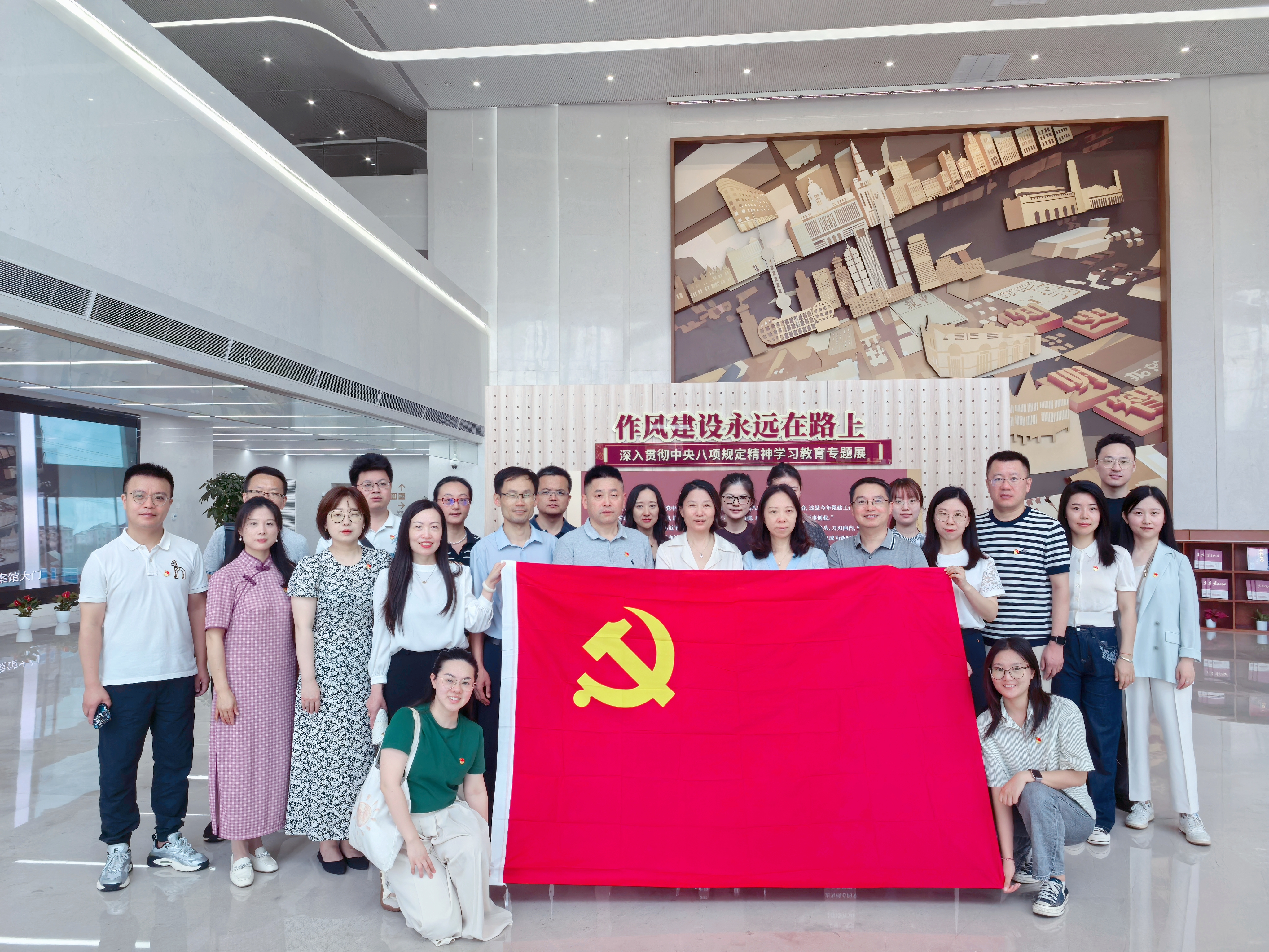 參觀“作風(fēng)建設(shè)永遠(yuǎn)在路上”專題展