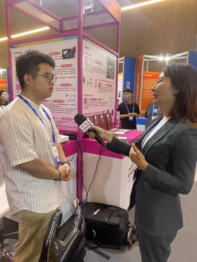 中央電視臺采訪助餐機器人項目組吳偉名