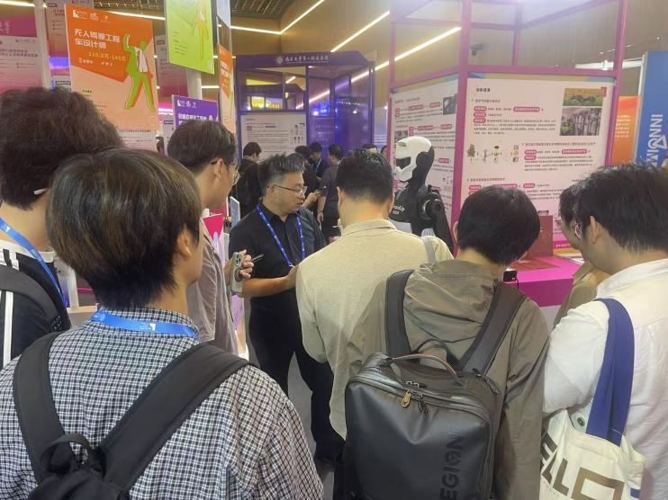 全球技術轉移大會上海理工大學展位前