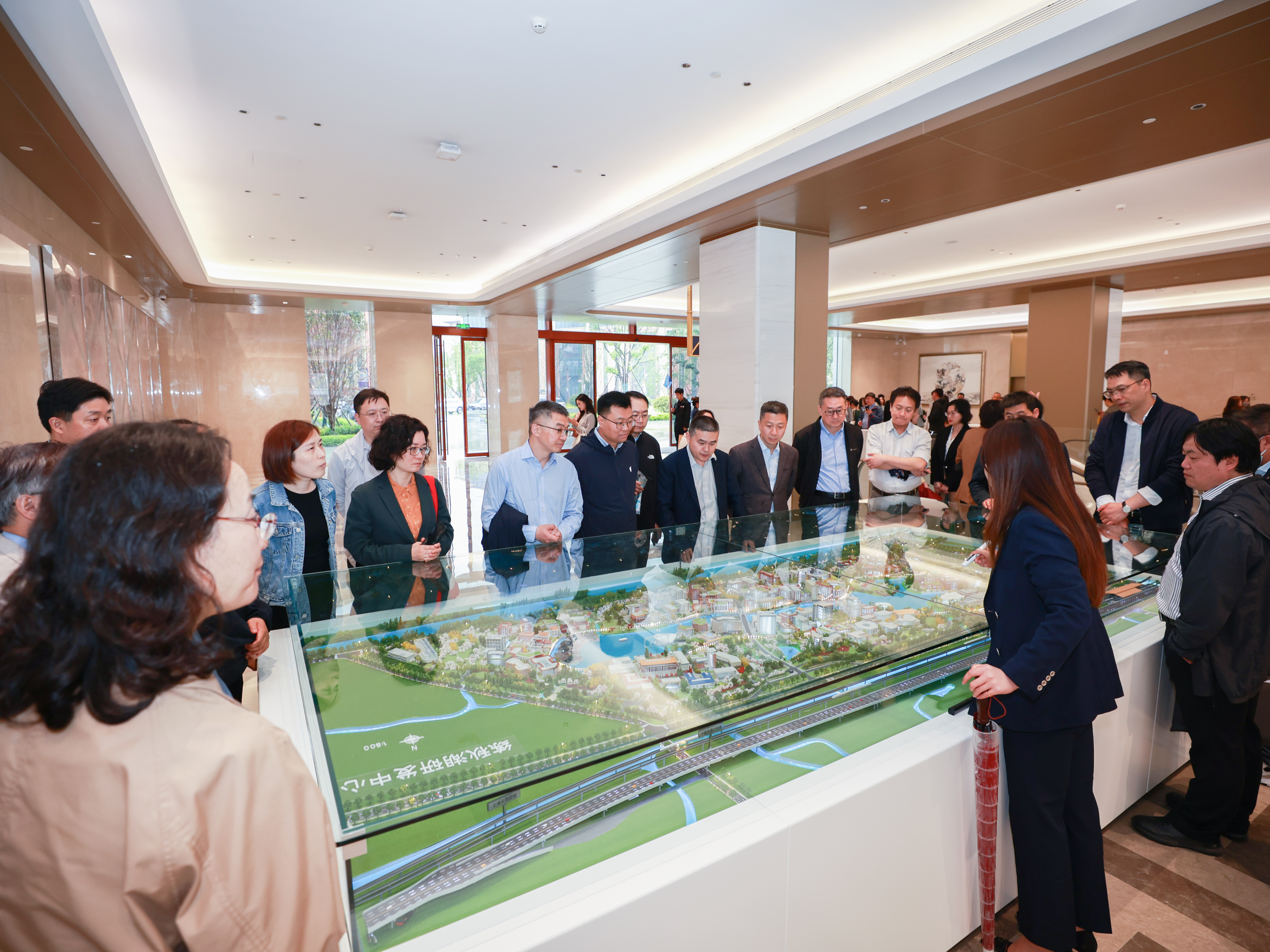 在華為公司參觀調(diào)研