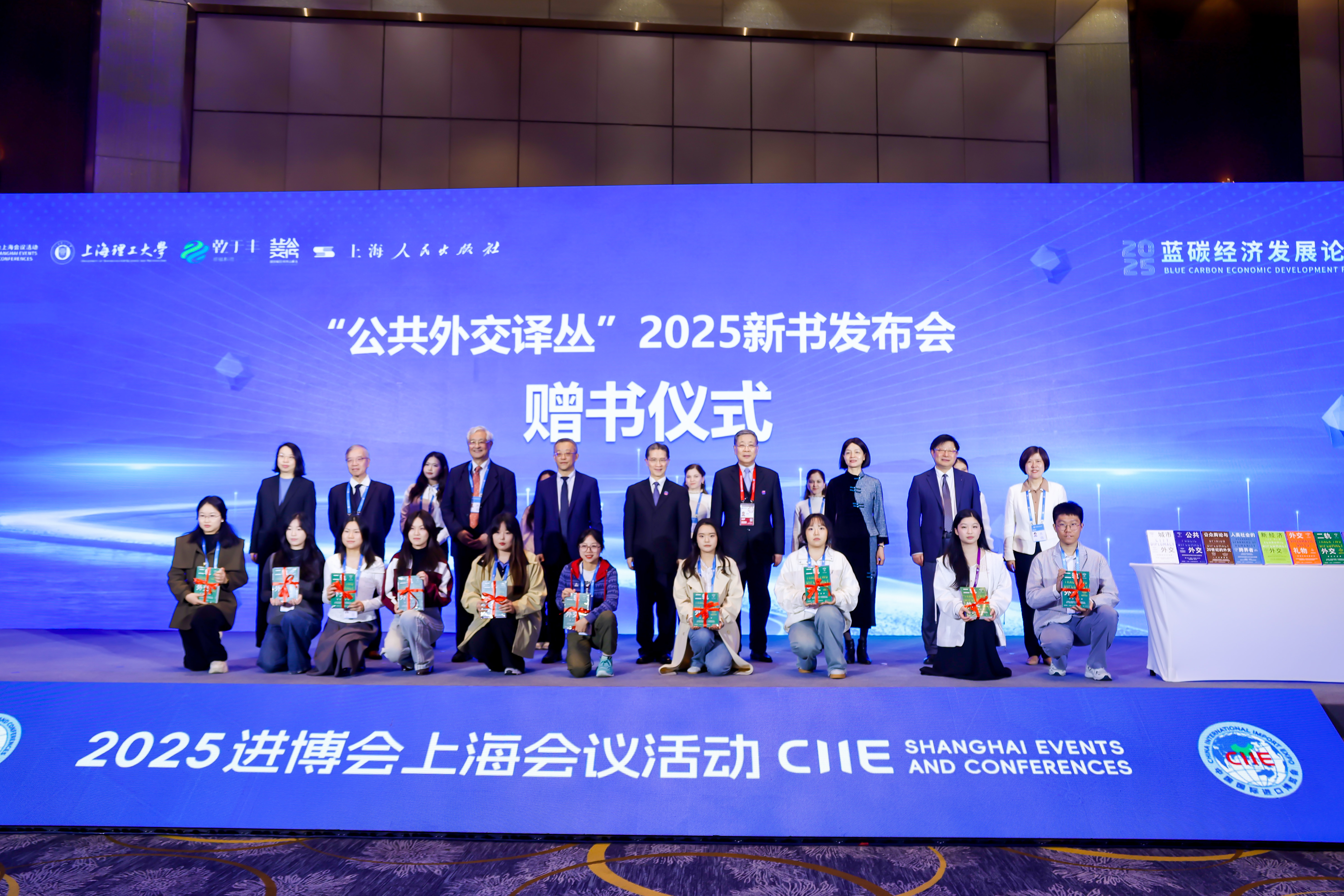 為上理工學生贈書