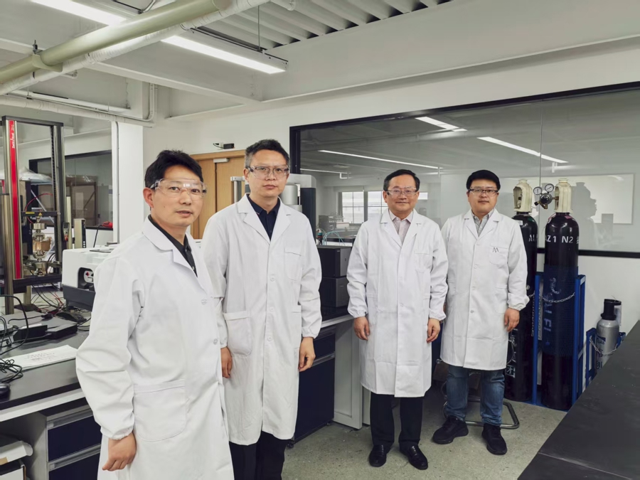 朱新遠教授（右二）、張崇印博士（左二）等團隊成員在實驗室