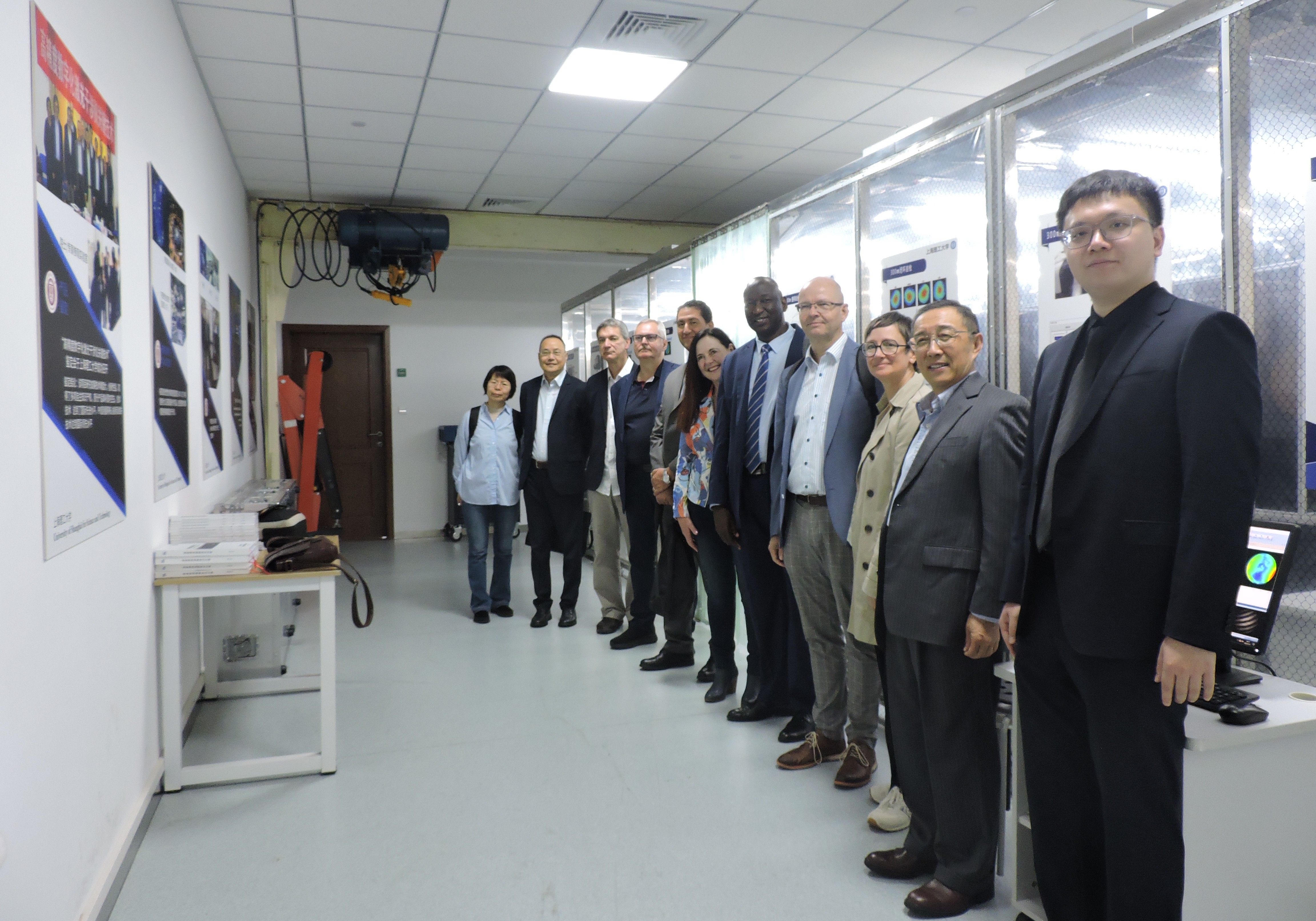 國際代表團參觀實驗室